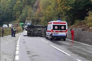 Tri osobe povrijeđene u prevrtanju kombija na putu Kolašin-Mojkovac