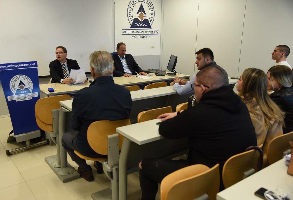 <p>Vodeći ekonomista Svjetske banke Željko Bogetić kazao i da će kriza u pojasu Gaze uticati i već utiče na cijene gasa i nafte</p>