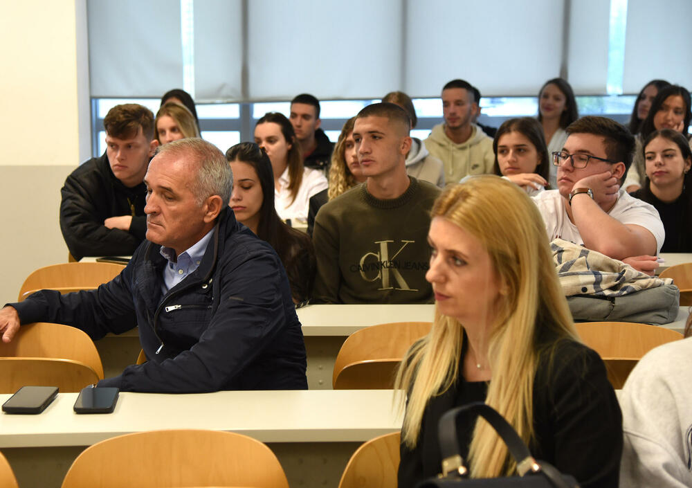 <p>Vodeći ekonomista Svjetske banke Željko Bogetić kazao i da će kriza u pojasu Gaze uticati i već utiče na cijene gasa i nafte</p>