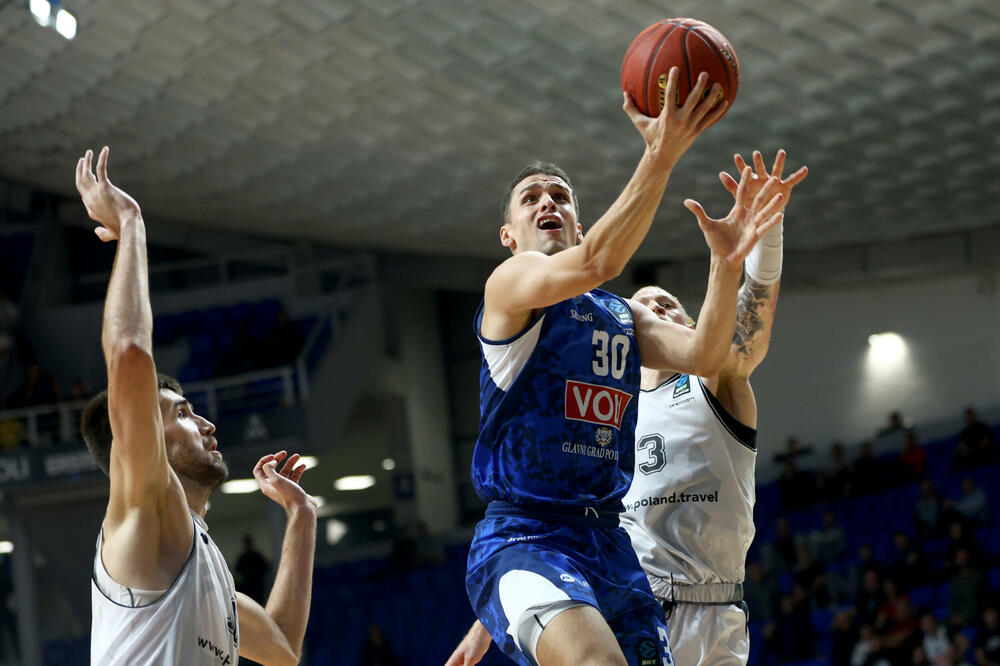 Petar Popović na večerašnjem meču, Foto: KK Budućnost Voli