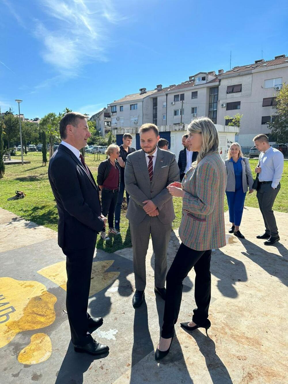 <p>"Ovo drvo je simbol naše zahvalnosti i poštovanja koje nikada neće izblijediti. Neka živi ukrajinsko-crnogorsko prijateljstvo. Slava Ukrajini. Živjela Crne Gora"</p>