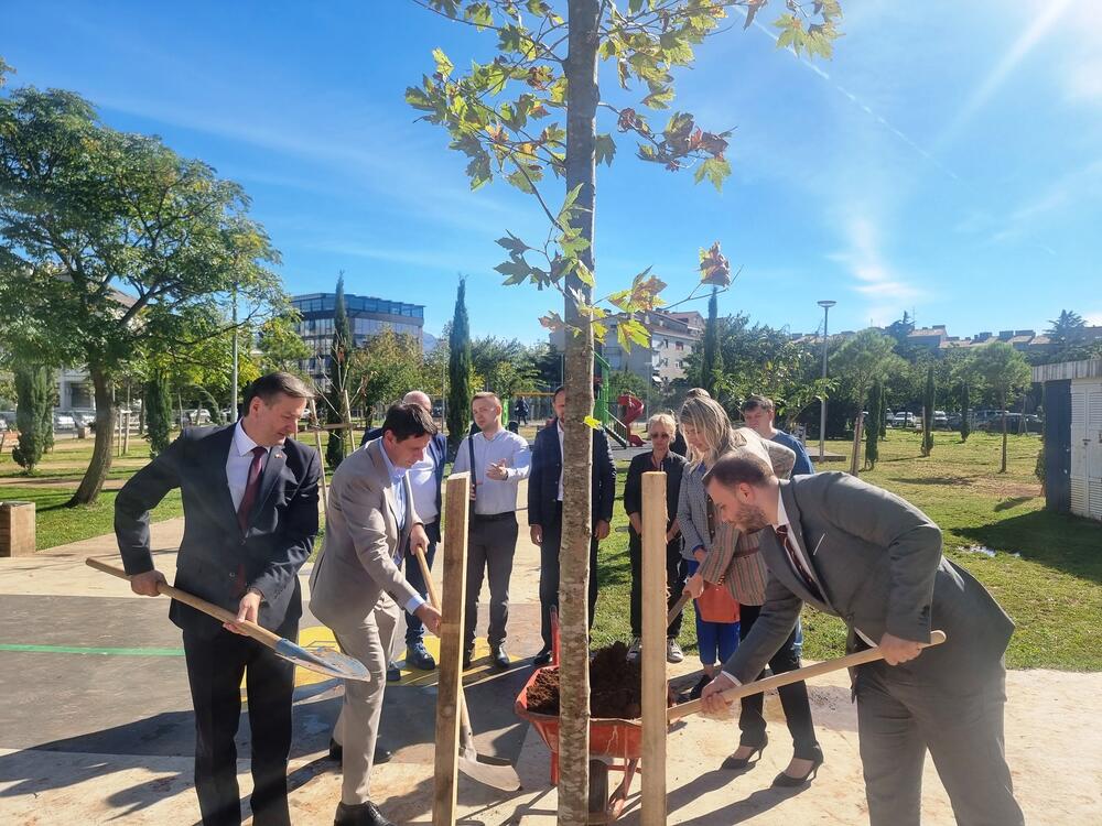 <p>"Ovo drvo je simbol naše zahvalnosti i poštovanja koje nikada neće izblijediti. Neka živi ukrajinsko-crnogorsko prijateljstvo. Slava Ukrajini. Živjela Crne Gora"</p>