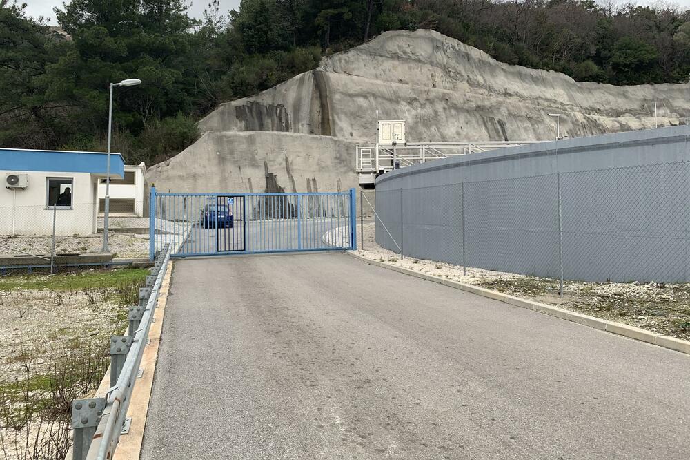 Ulaz u postrojenje koje su Njemci napustili, Foto: Vuk Lajović