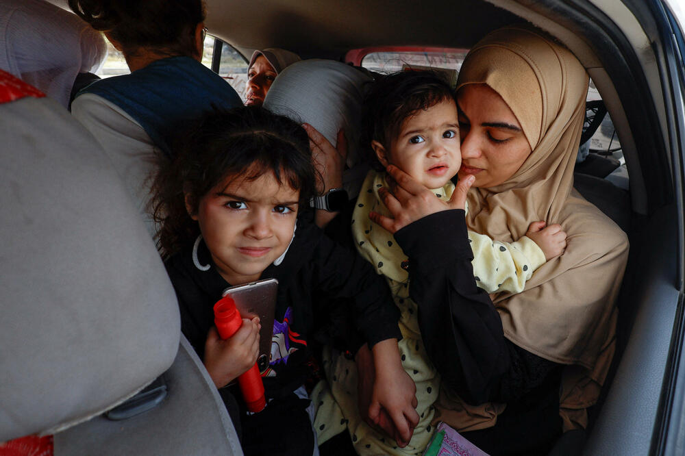 Deset članova porodice Abu Marasa jednim automobilom se vraća na sjever Gaze, Foto: Rojters