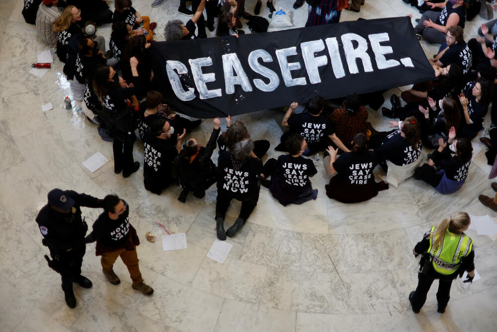 <p>"Jedini put do mira i bezbjednosti je osiguranje pravde i jednakosti za sve. A to znači okončanje ilegalne okupacije Palestine izraelskih vlasti", poručila je organizacija “Jevrejski glas za mir”</p>