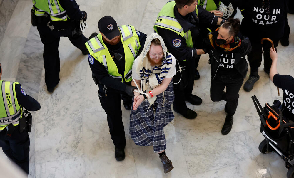 <p>"Jedini put do mira i bezbjednosti je osiguranje pravde i jednakosti za sve. A to znači okončanje ilegalne okupacije Palestine izraelskih vlasti", poručila je organizacija “Jevrejski glas za mir”</p>