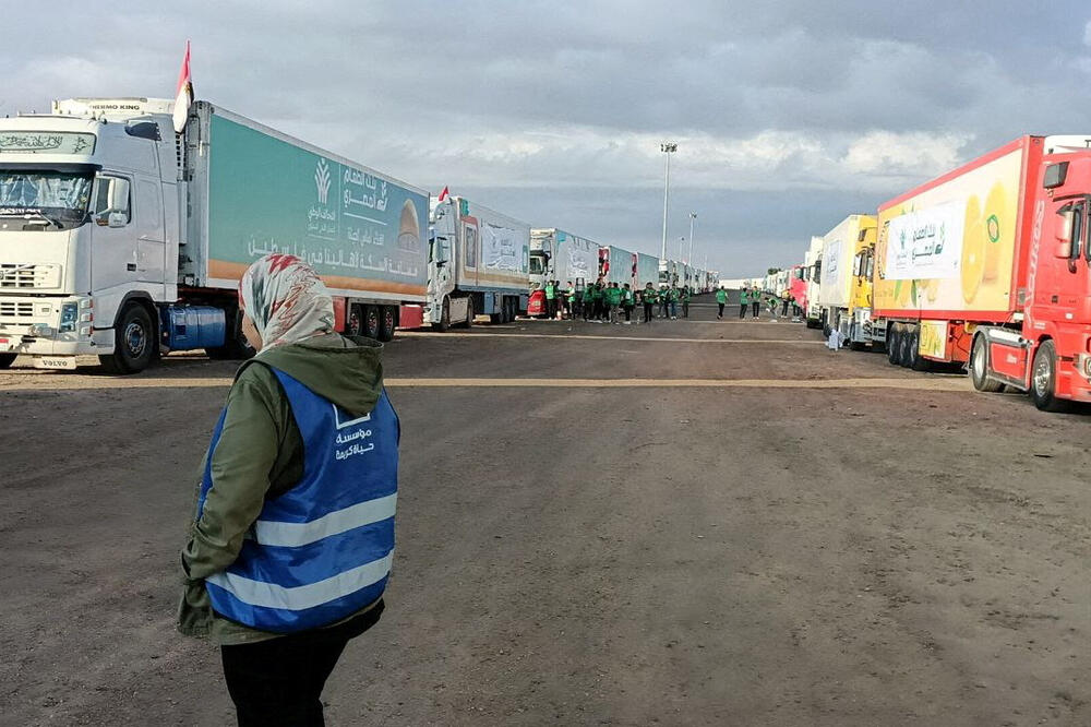 Kamioni koji prevoze humanitarnu pomoć čekaju na prelazu Rafa, Foto: Reuters