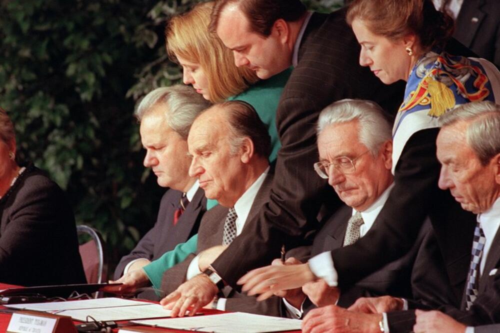 Milošević, Izetbegović, Tuđman, Kristofer i Karl Bilt za stolom u Dejtonu, Foto: PAUL J. RICHARDS/AFP/Getty Images