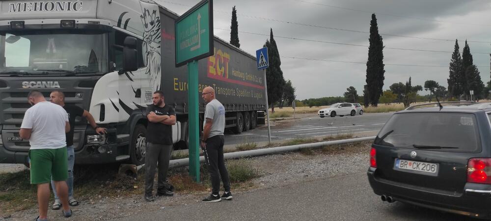 <p>Nezgoda na bulevaru ispred auto-centra "Stanić" na Zabjelu</p>