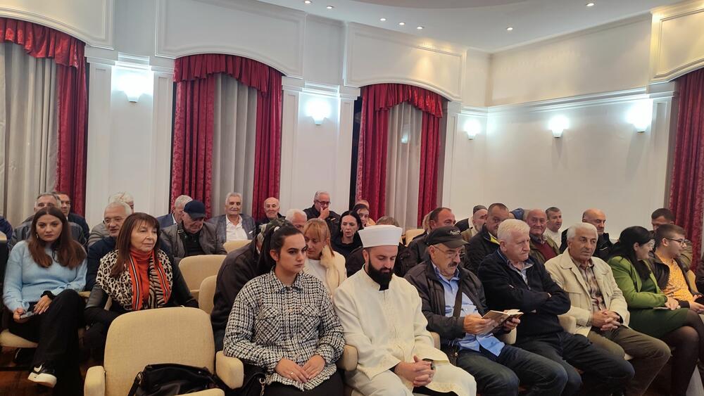 <p>Knjiga "Bošnjakinja u pričama i pjesmama", obimom nevelika, ali sadržajem značajna, nastala je na fonu usmene tradicije, kao i već zabilježenih i publikovanih priča, pjesama i kazivanja</p>