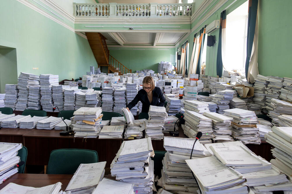 Sudski službenik u bivšoj sudnici u okružnom sudu u Kijevu koja je pretvorena u arhivu, Foto: Rojters
