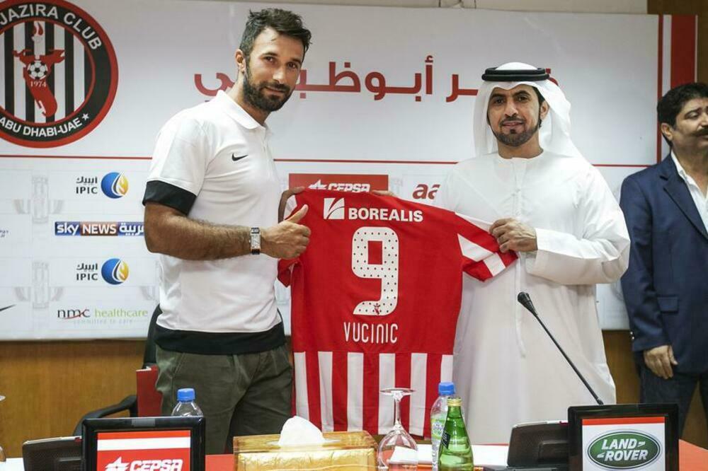 Vučinić prilikom potpisavanja ugovora sa Al Džazirom, Foto: Al Jazeera