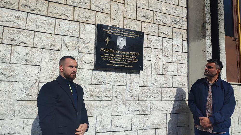 <p>Ratko Čvorović, predstavnik Kluba dobrovoljnih davalaca krvi (KDDK) „Sveti Sava“, čiji član je od osnivanja bio i Mrdak, kazao je da se nadaju da će vinovnici zločina biti kažnjeni i poručio da Ljubiša i njegovo junaštvo, ali i njegova plemenitost i ljudskost, nikada ne mogu biti zaboravljeni</p>