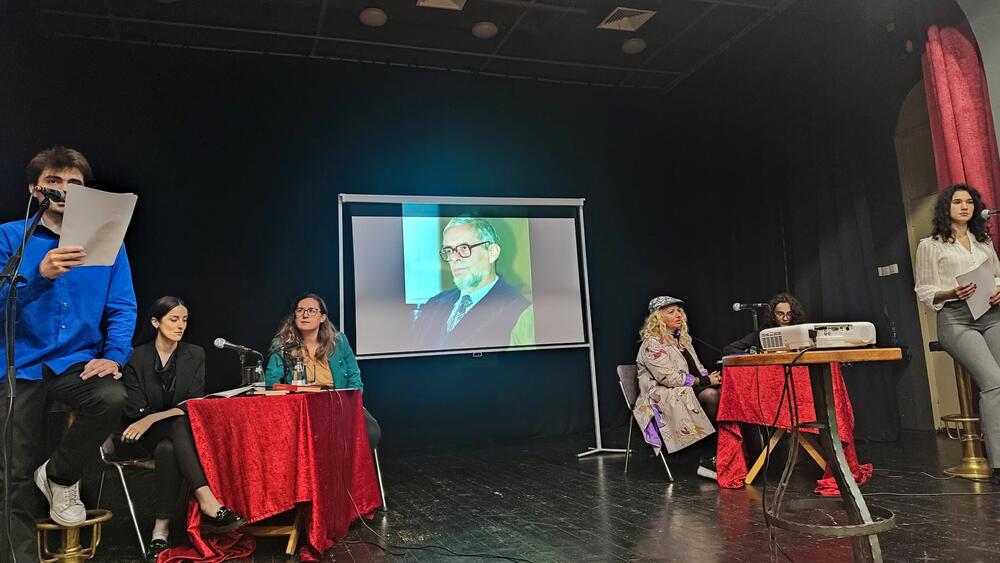 <p>JU &bdquo;Zahumlje&ldquo; odlučila je da organizuje omaž pjesniku zavičaja, kako ga najčešće zovu, autoru čuvene pjesme &bdquo;Ogradice&ldquo;, kao i pjesme &bdquo;Čelo&ldquo; koju je pisao punih 40 godina, da podsjete na stvaralaštvo Janjuševića, ali i poruče da se pjesnici poput njega ne smiju zaboravljati</p>