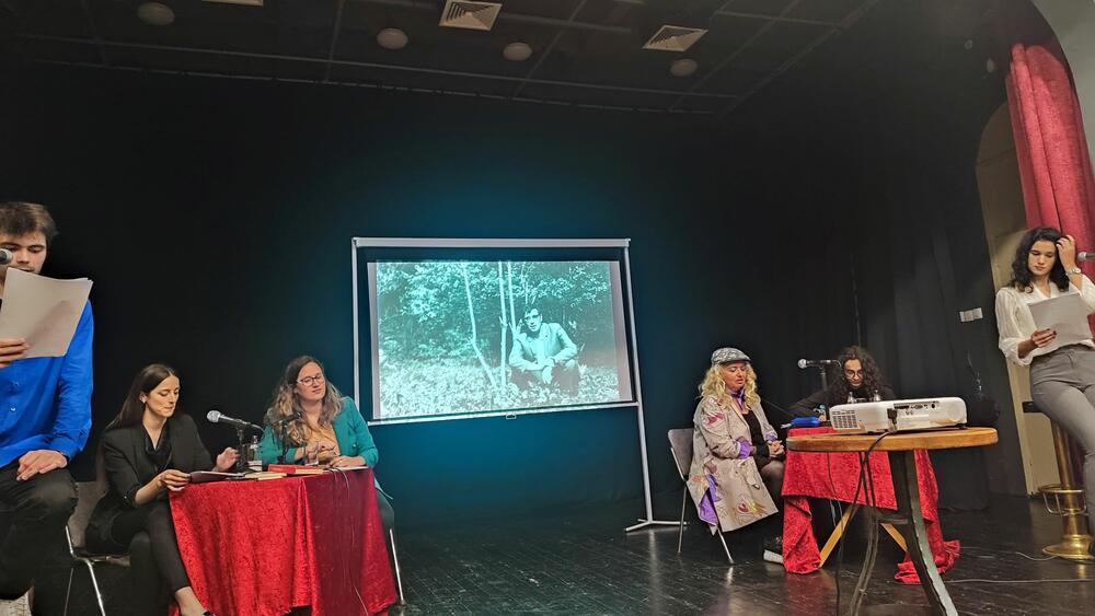 <p>JU &bdquo;Zahumlje&ldquo; odlučila je da organizuje omaž pjesniku zavičaja, kako ga najčešće zovu, autoru čuvene pjesme &bdquo;Ogradice&ldquo;, kao i pjesme &bdquo;Čelo&ldquo; koju je pisao punih 40 godina, da podsjete na stvaralaštvo Janjuševića, ali i poruče da se pjesnici poput njega ne smiju zaboravljati</p>