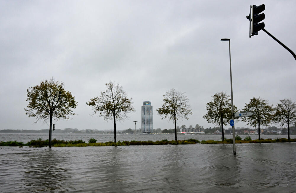 <p>Jaki naleti vjetra podigli su more na južnim obalama Baltičkog mora, tako da je voda probila odbranu od poplava u Danskoj i sjevernoj Njemačkoj</p>