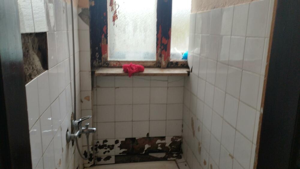 Zajedničko kupatilo i jedini izvor vode