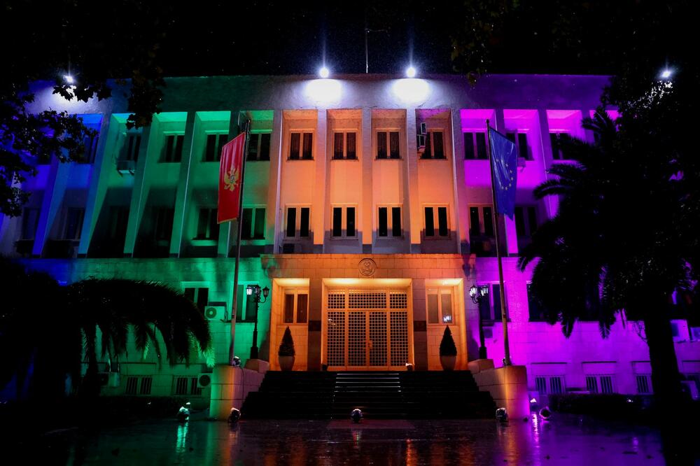 Zgrada predsjednika Crne Gore večeras u duginim bojama u znak podrške Montenegro Prajdu, Foto: Služba za informisanje Predsjednika Crne Gore