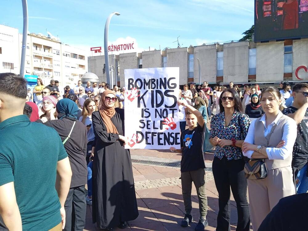 <p>Organizatori protesta su studenti i mladi iz Crnogorsko-palestinskog društva</p>