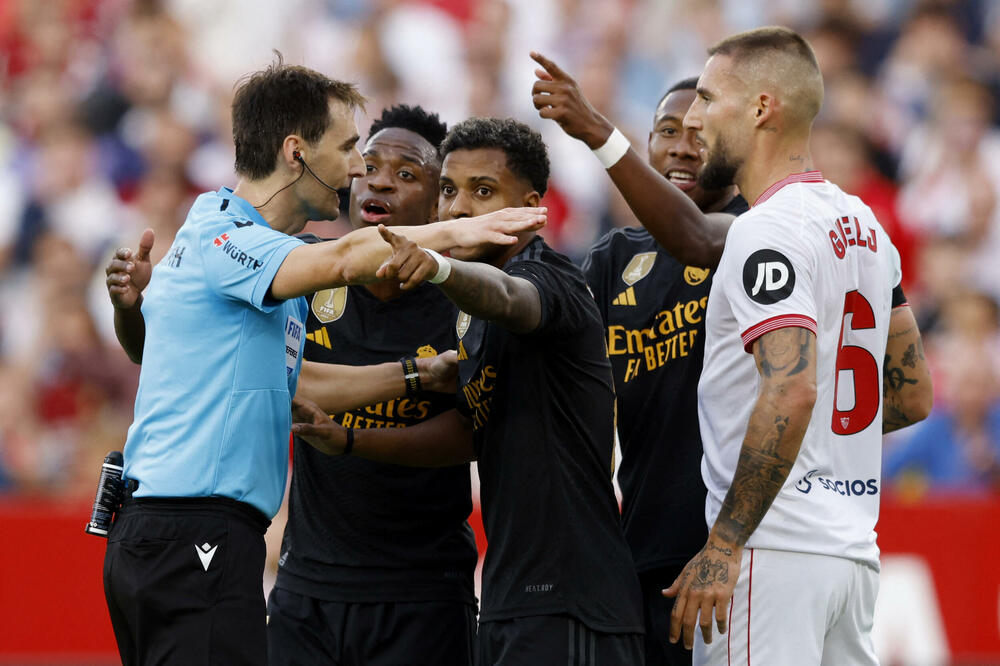 Rodrigo i Vinisijus se raspravljaju sa sudijom Rikardom de Burgos-Bengoećeom, Foto: REUTERS / Marcelo Del Pozo