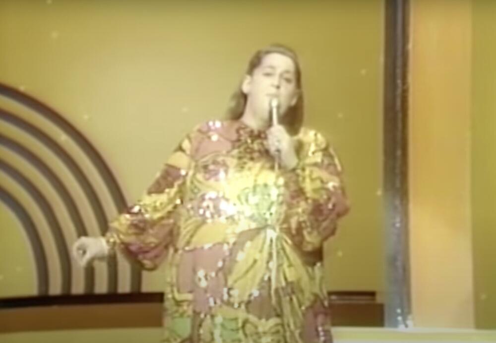 Kas Eliot u izvođenju pjesme 'Make your own kind of music'