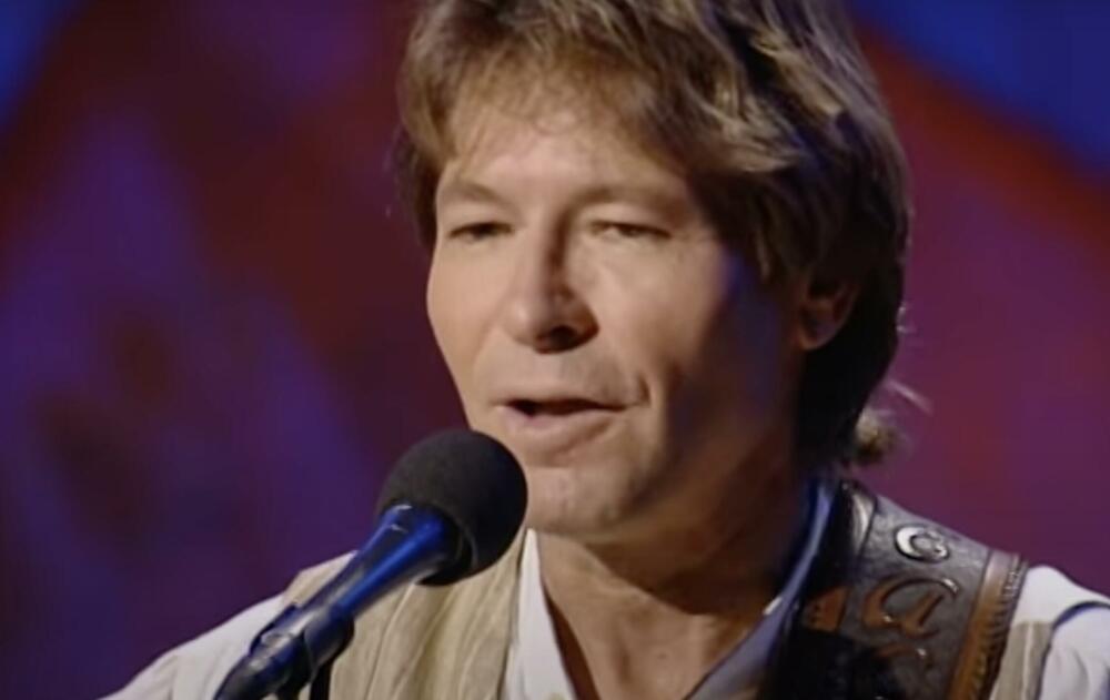Džon Denver u izvođenju pjesme 'Take me home, country roads'