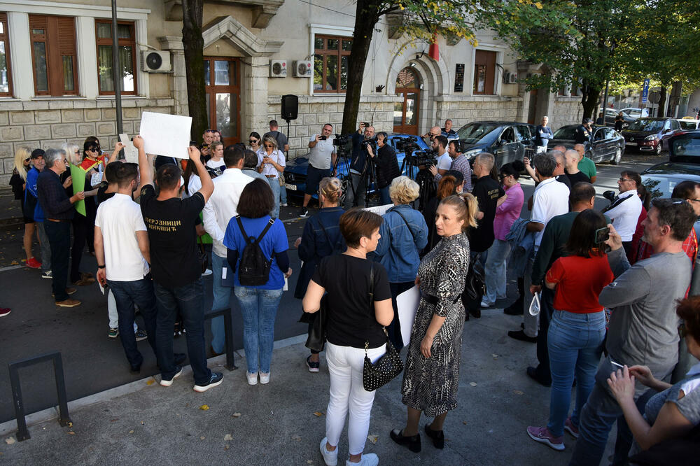 Detalj sa protesta ispred Uprave za statistiku - Monstata, Foto: Luka Zeković
