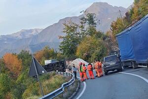 Prevrnuo se kamion na putu Podgorica - Kolašin, saobraćaj bio u...