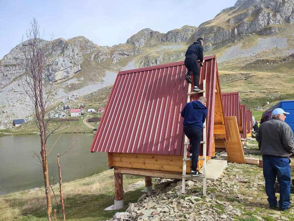 <p>Minić vjeruje da će sa izborom nove Vlade dobiti potrebne dozvole pa da će naredno ljeto bungalovi biti vraćeni na mjesto odakle im slijedi uklanjanje</p>