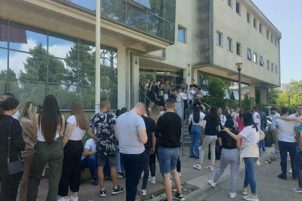 Protest maturanata i njihovih roditelja ispred Ministarstva zbog nula bodova, Foto: Foto: Divna Marković