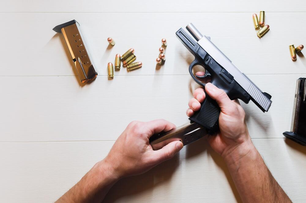 Takvo oružje nije dužio niko od policajaca, tvrdio je svjedok u Specijalnom tužilaštvu (ilustracija), Foto: Shutterstock