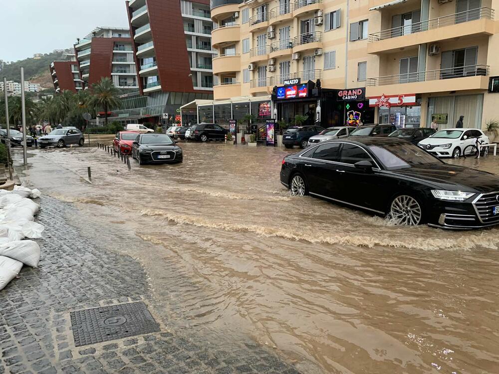 <p>Glavna Mediteranska ulica pretvorena je u rijeku</p>