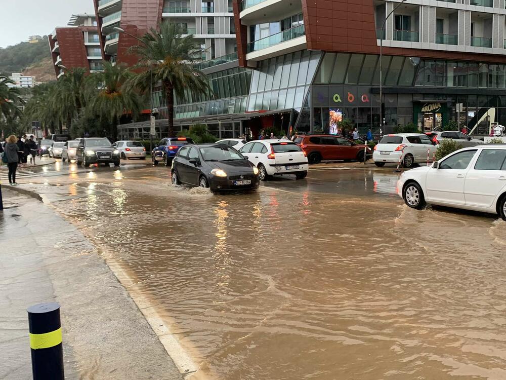 <p>Glavna Mediteranska ulica pretvorena je u rijeku</p>