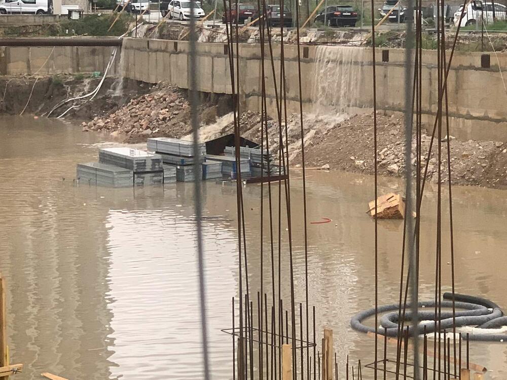 <p>Glavna Mediteranska ulica pretvorena je u rijeku</p>