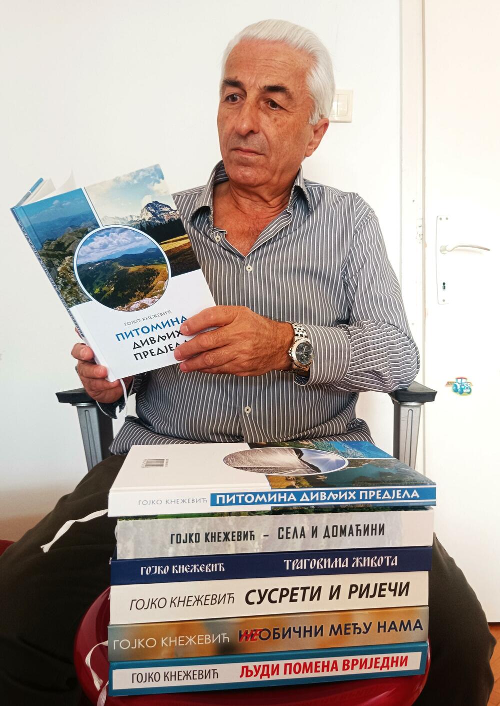 Knežević sa svojim knjigama