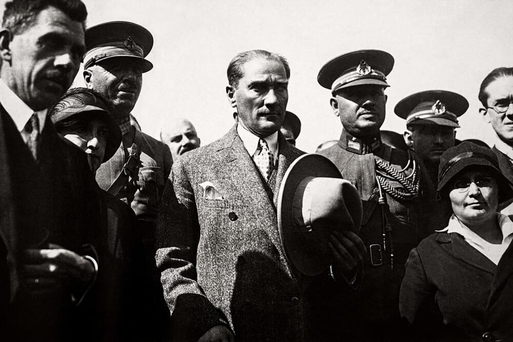 Ataturk sa saradnicima, oko 1930., Foto: Shutterstock