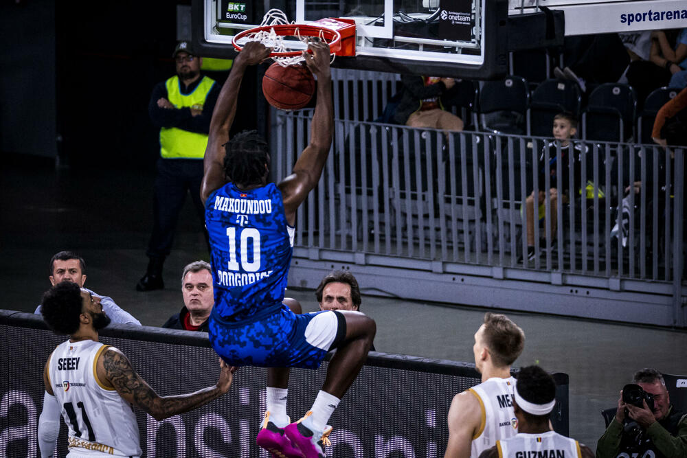 Joan Makundu zakucava loptu u koš rumunskog tima