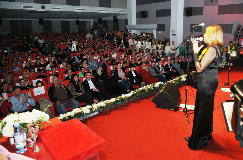 <p>Legenda crnogorske izvorne muzike Branka Šćepanović obilježila jubilej koncertom u Nikšiću</p>