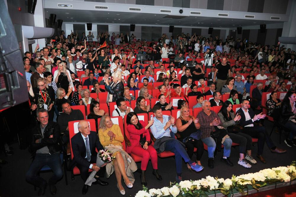 <p>Legenda crnogorske izvorne muzike Branka Šćepanović obilježila jubilej koncertom u Nikšiću</p>