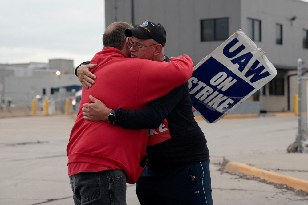 Članovi sindikata Ujedinjenih automobilskih radnika pozdravljaju se na kraju smjene ispred Fordove fabrike u Mičigenu, Foto: Reuters