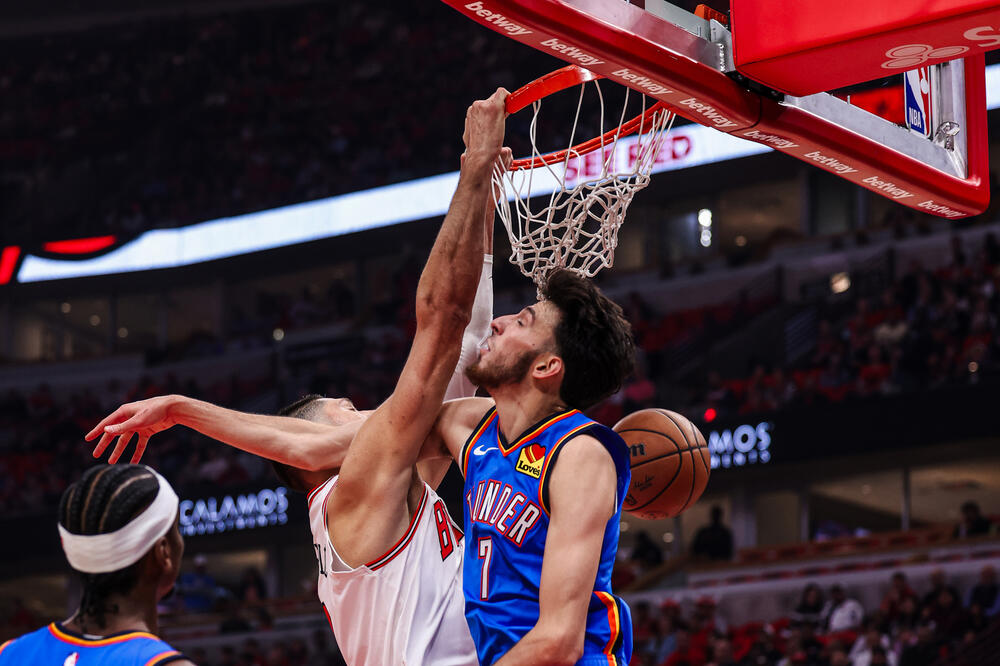 Jedan od dobrih poteza Čikaga na otvaranju: Vučević "zakucava" preko Četa Holmgrena, Foto: Chicago Bulls (X)