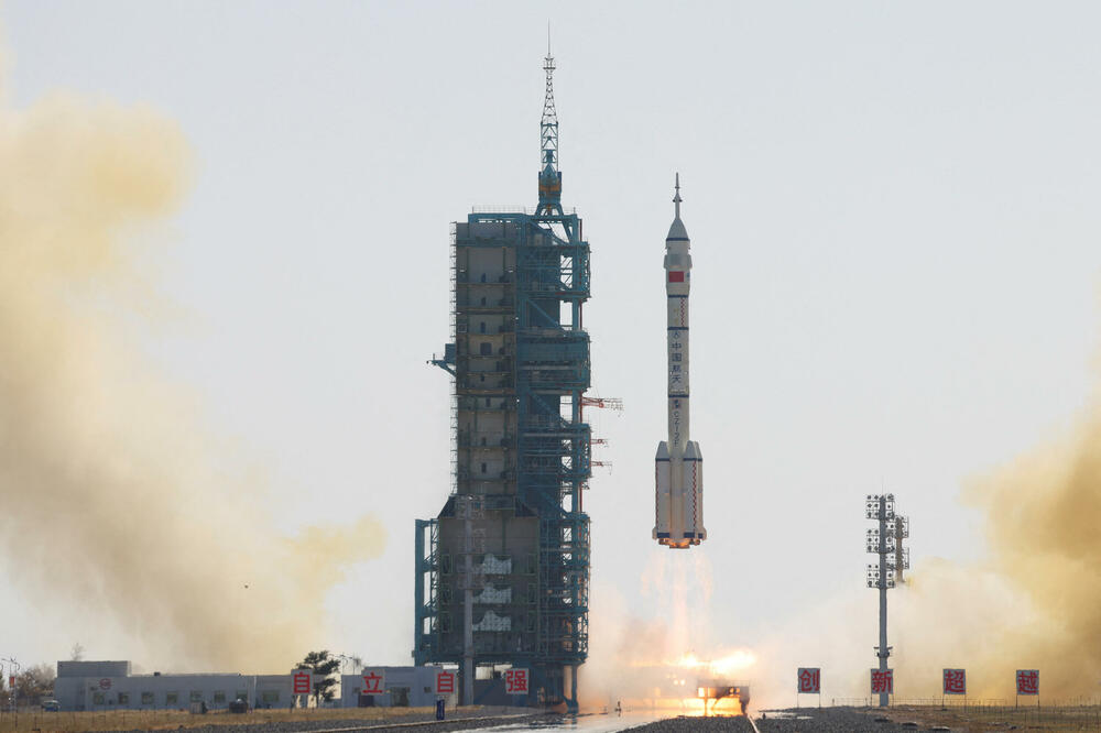 Raketa-nosač Long March-2F, koja nosi svemirski brod Šendžu-17, poleće iz centra za lansiranje satelita Jiukuan, Foto: Reuters