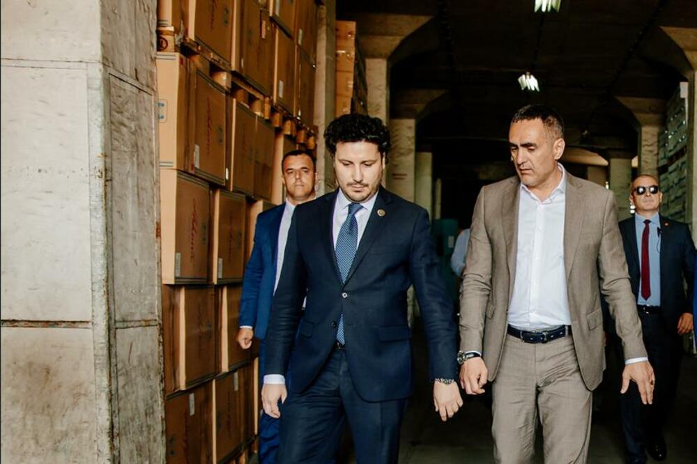 Abazović i Damjanović u Luci Bar lani kad su zaplijenjene cigarete, Foto: Gov.me