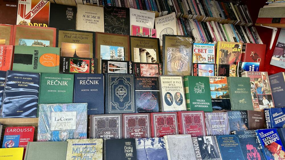 Štand sa korišćenim knjigama
