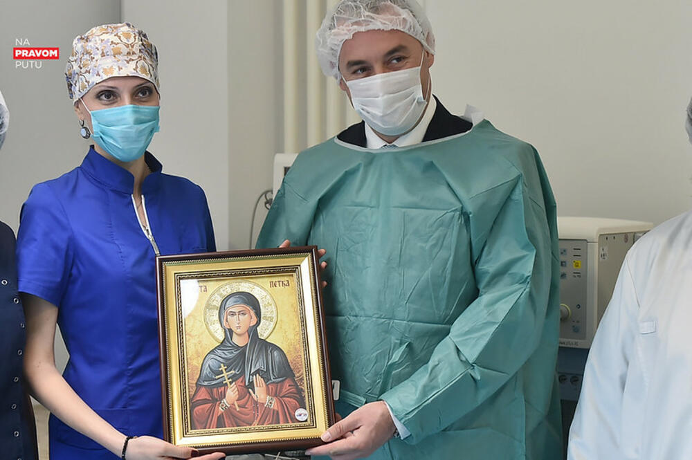 <p>Šćekić je danas na Klinici za očne bolesti Kliničkog centra Crne Gore (KCCG) prisustvovao svečanosti otvaranja nove operacione sale</p>