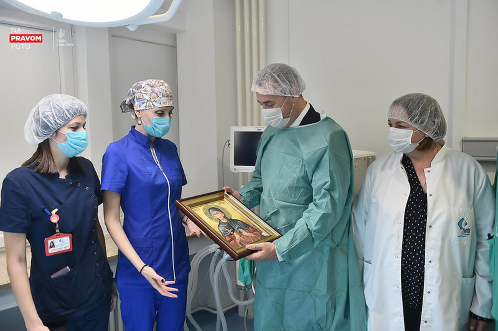 <p>Šćekić je danas na Klinici za očne bolesti Kliničkog centra Crne Gore (KCCG) prisustvovao svečanosti otvaranja nove operacione sale</p>