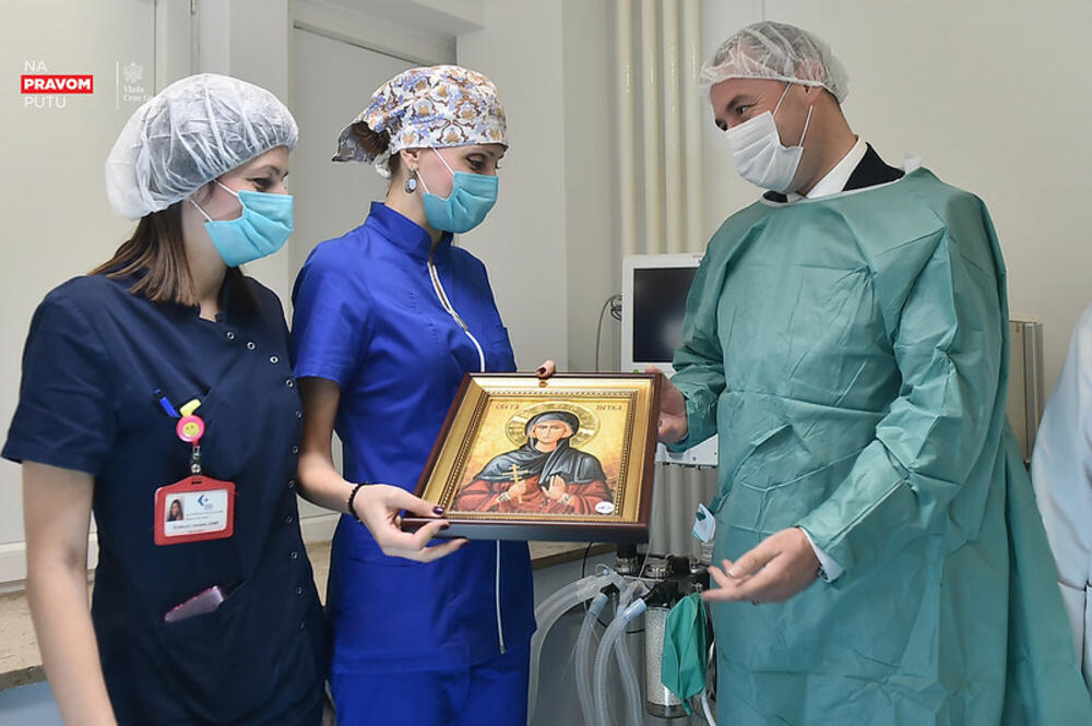 <p>Šćekić je danas na Klinici za očne bolesti Kliničkog centra Crne Gore (KCCG) prisustvovao svečanosti otvaranja nove operacione sale</p>