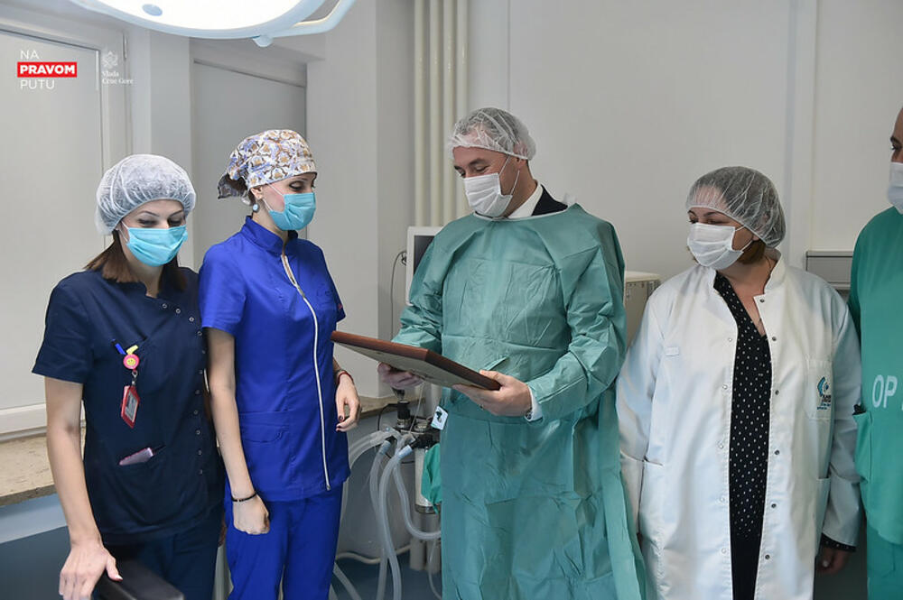 <p>Šćekić je danas na Klinici za očne bolesti Kliničkog centra Crne Gore (KCCG) prisustvovao svečanosti otvaranja nove operacione sale</p>