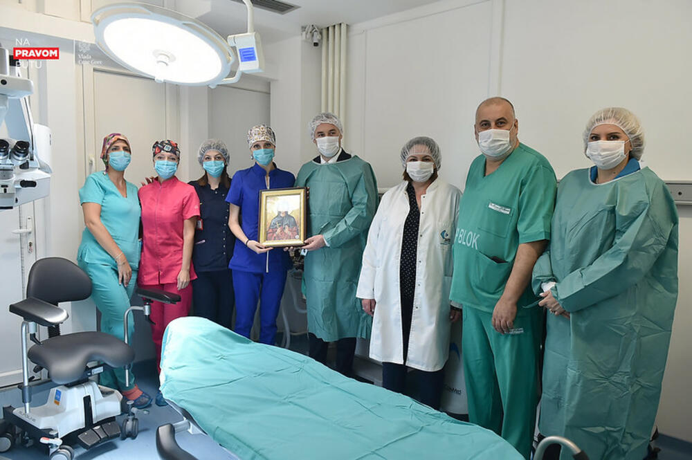 <p>Šćekić je danas na Klinici za očne bolesti Kliničkog centra Crne Gore (KCCG) prisustvovao svečanosti otvaranja nove operacione sale</p>
