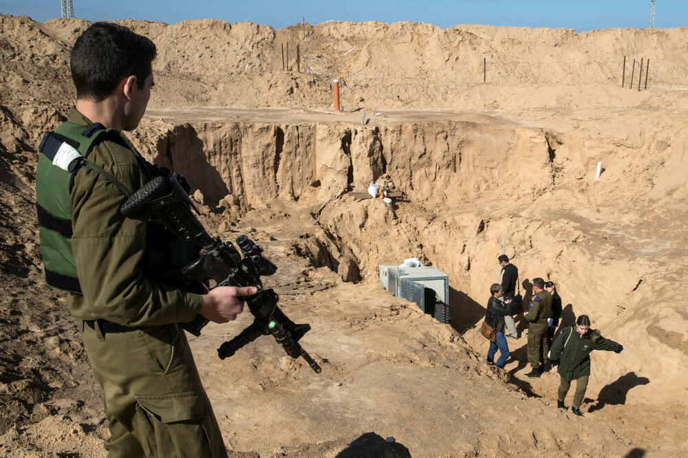 Izraelski vojnik čuva stražu pored ulaza u tunel prokopan od Gaze do Izraela 2018., Foto: Rojters